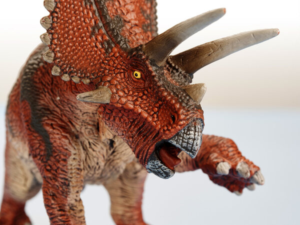Изолированный динозавр на белом фоне
