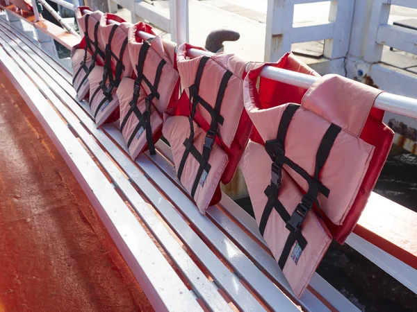 Coletes salva-vidas vermelho — Fotografia de Stock