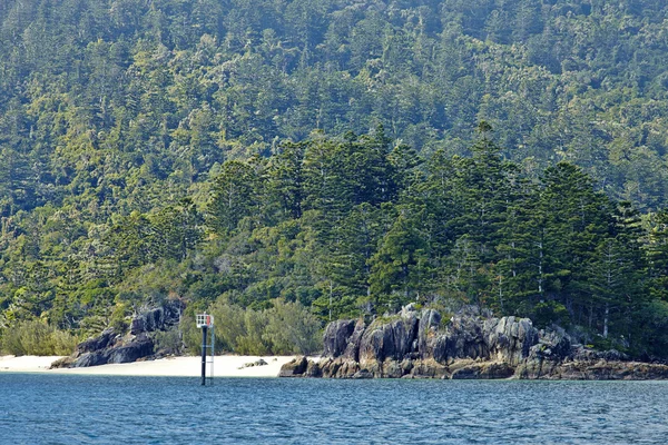 Båten seglar mot solnedgången — Stockfoto