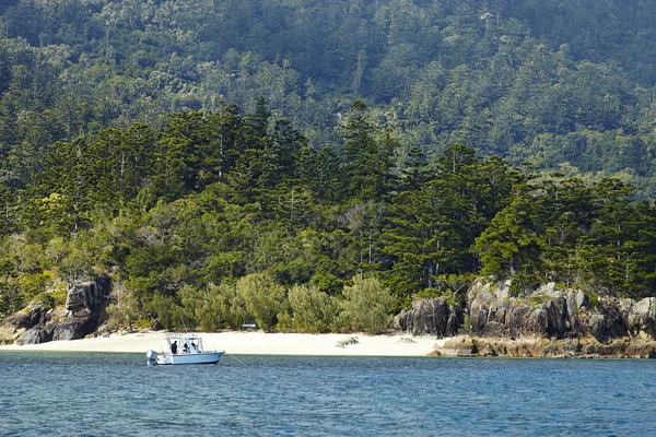 Båten seglar mot solnedgången — Stockfoto