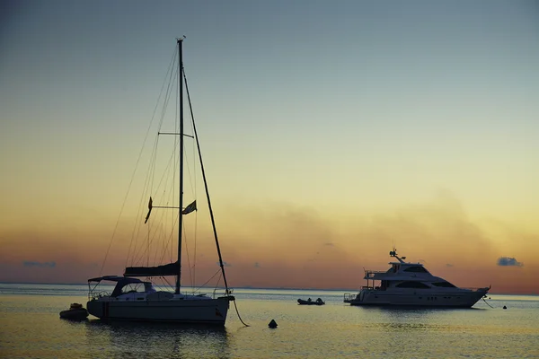 Navegación en yate contra atardecer — Foto de Stock