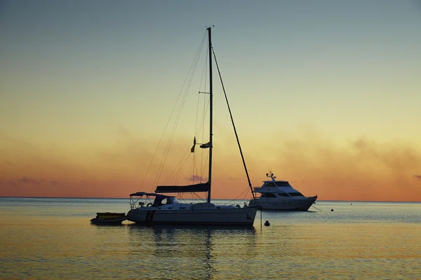 Jacht segelt gegen Sonnenuntergang — Stockfoto