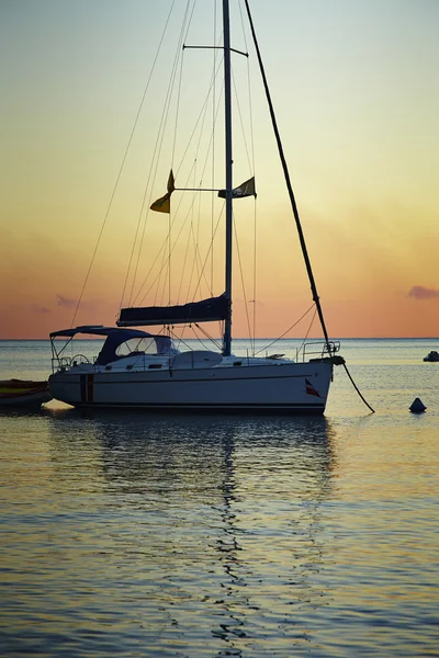 Jacht żaglowy przed zachodem słońca — Zdjęcie stockowe
