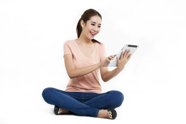 Teen woman girl using a tablet pc assis sur le sol dans un salon , touchant  un écran blanc 3737292 Photo de stock chez Vecteezy