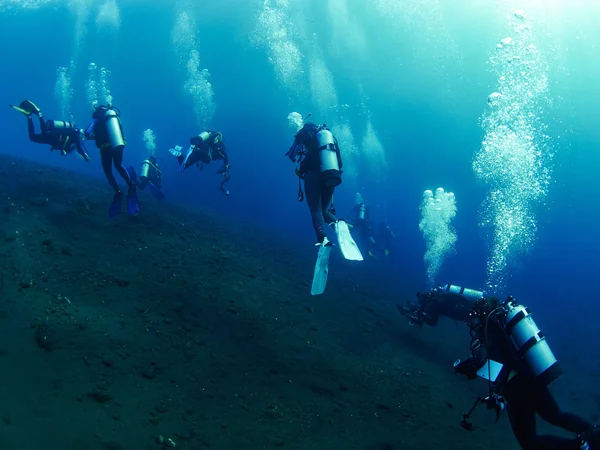 带珊瑚的Scuba潜水者 — 图库照片