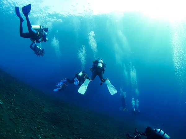 带珊瑚的Scuba潜水者 — 图库照片