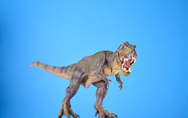 Dinozor mavi arka planda