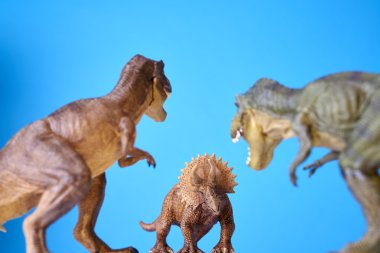 Dinozor mavi arka planda
