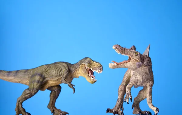 Dinossauro em fundo azul — Fotografia de Stock