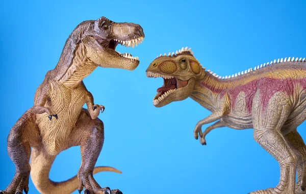 青色の背景に登場する恐竜 — ストック写真