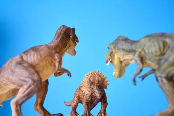 Динозавры на синем фоне — стоковое фото