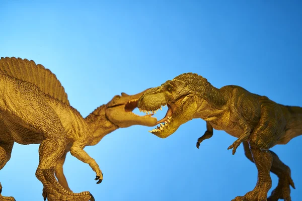 Dinossauro em fundo azul — Fotografia de Stock