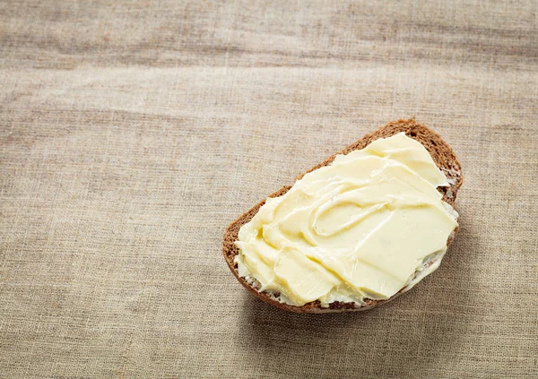 Stück Brot Mit Butter Isoliert Weißen Hintergrund — Stockfoto