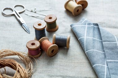 Bir tuval üzerinde iğne ve makasla iplik dikmek