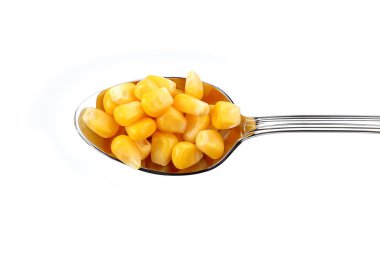 Bir kaşıkta tatlı mısır, beyaz arka planda izole edilmiş.