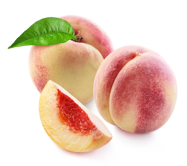 成熟的桃子 有切片和叶子隔离的白色背景 — 图库照片