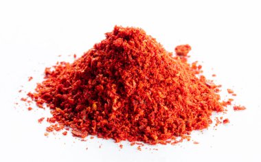 Kırmızı biber bir demet izole edilmiş beyaz arka planda öğütülmüş