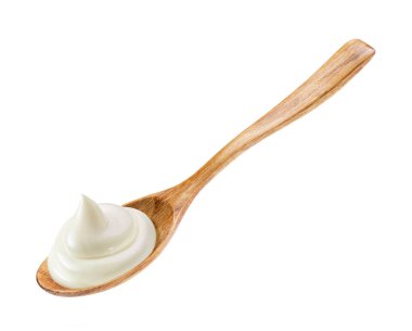 Tahta kaşıkta mayonez, izole edilmiş beyaz arka plan.