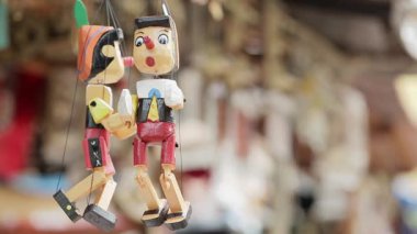 Türk geleneksel tahta bebekler ve seramik. Bursa. Türkiye