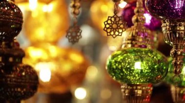 İstanbul 'da bir avize dükkanında avizeler parıldıyor. Türkiye