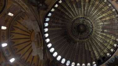 Ayasofya Camii. Kubbede Kur 'an-ı Kerim' in yazıtları.