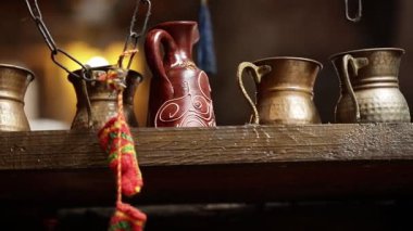 Geleneksel Türk kırsal nesneleri ve mutfak personeli. Cumalkzk köyü. Bursa.