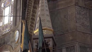 Ayasofya Camii. Madalyonun üzerine Kur 'an-ı Mübarek' ten yazılar..