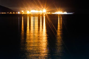 Denizde ışıkların yansıması