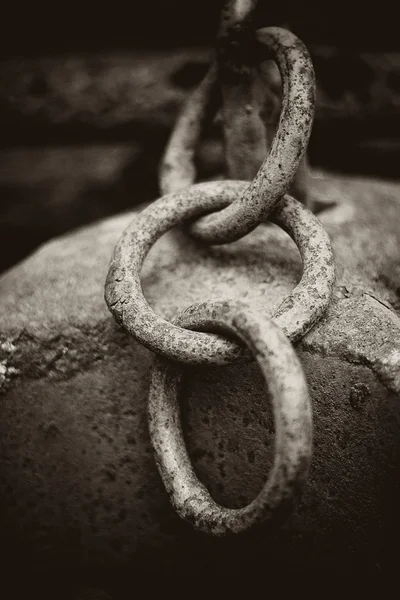 Rustikální řetězy pod kameny — Stock fotografie