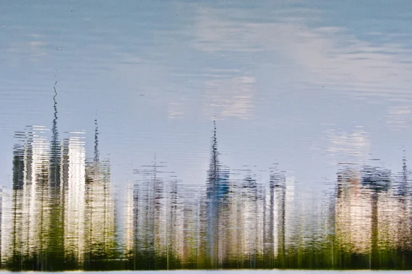 yansıma bir gölde tasarlanmış binaların