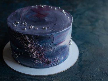 Uzay temalı pasta. Kek koyu arkaplanda yıldızlarla süslenmiş. NASA pastası. Boşluğu kopyala, kapat.