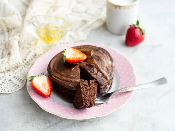 Crêpes de farine de cerise d'oiseau avec fraises, tasse de lait et miel. Un morceau de crêpes. Petit déjeuner sain. Gros plan. — Photo