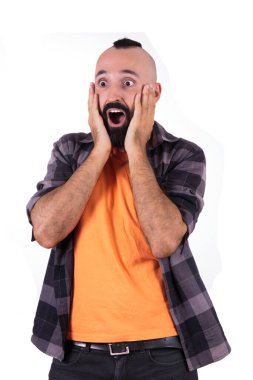 Hevesli genç adam şaşırmış ya da korkmuştu.