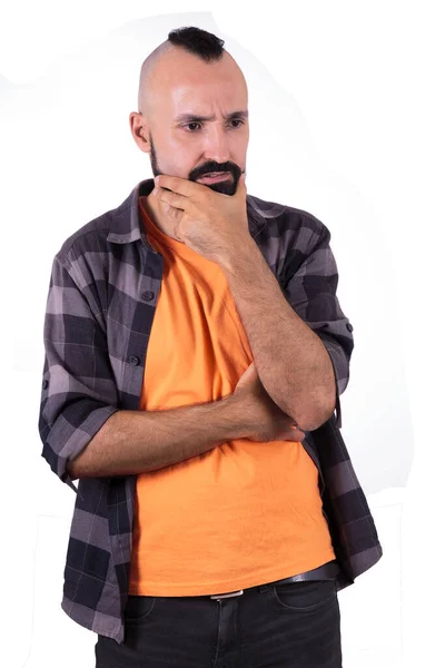 Retrato de um jovem preocupado pensando duro — Fotografia de Stock