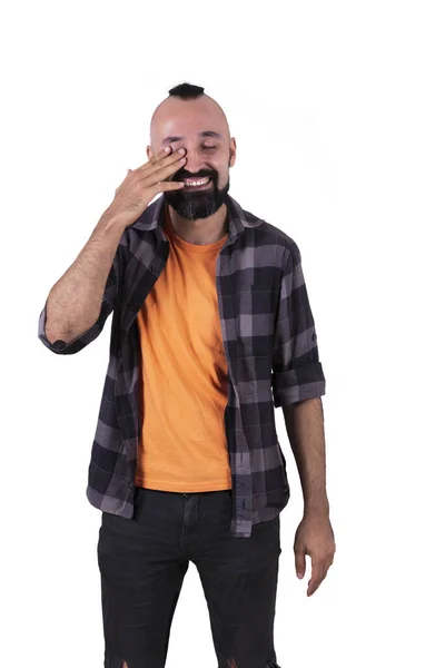 Felice giovane uomo asciugandosi le lacrime e ridendo — Foto Stock