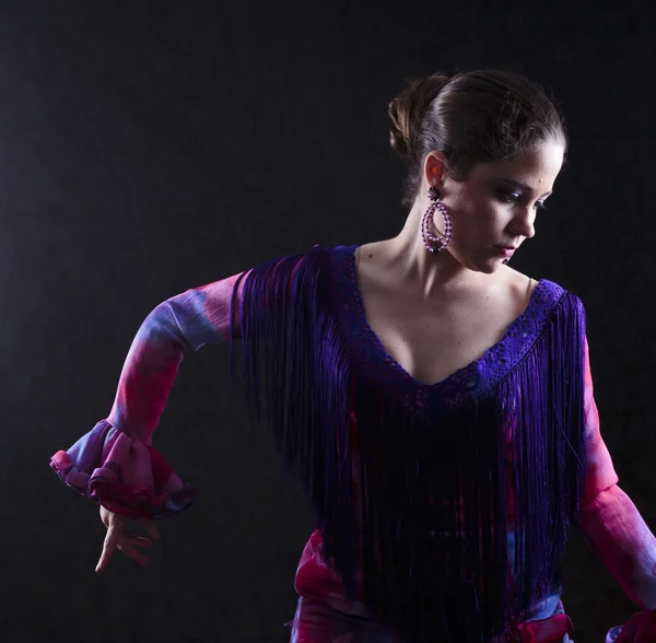 Flamenko kırmızı mor kıyafetleri içinde dans kadın