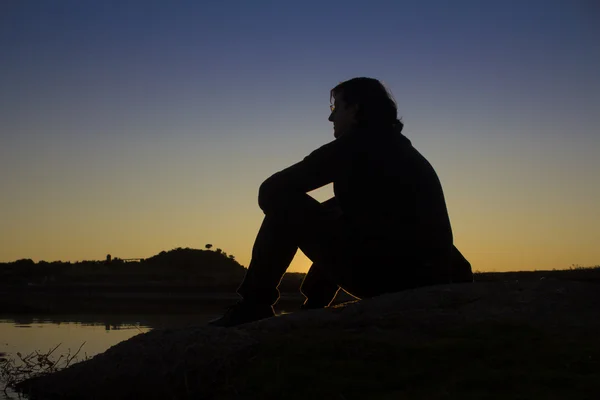 Şafak veya günbatımı bir adam silüeti