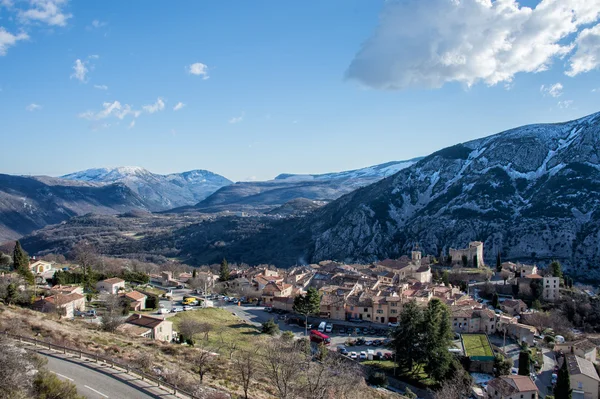 Vysokým provence horské silnici vesnice — Stock fotografie