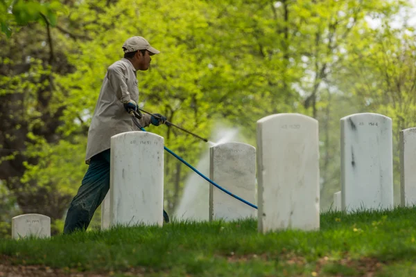 Washington D.C., Usa - květen, 2 2014 - pracovník je čištění náhrobků na Arlingtonském hřbitově — Stock fotografie