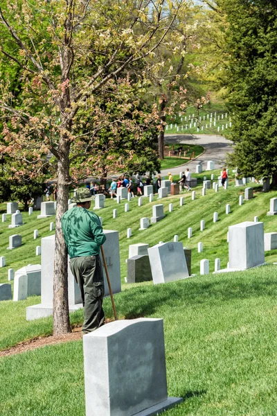 Washington DC, Stany Zjednoczone Ameryki - maja, 2 2014 - pracownik jest czyszczenie nagrobków na cmentarzu Arlington — Zdjęcie stockowe