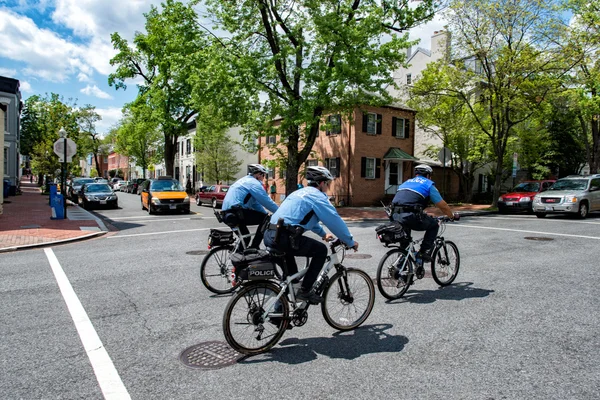 WASHINGTON D.C., USA - MAY, 2 2014 -  bicycle policeman in Georgetown — Stock Photo, Image