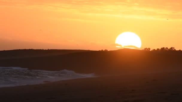 Röda solen sunrise bakgrund i Patagonien Argentina — Stockvideo