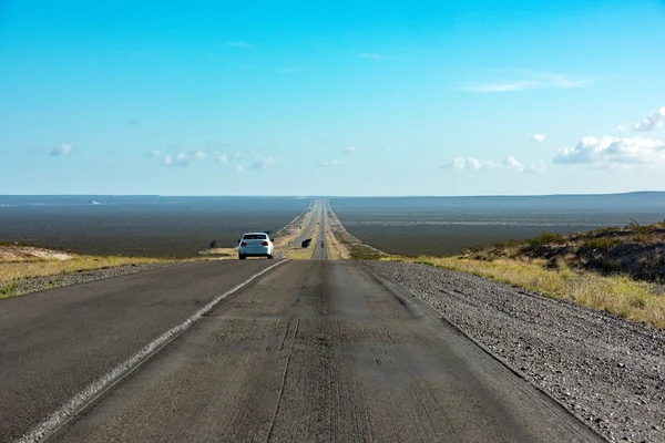 Patagonia strada infinita nella giornata di sole — Foto Stock