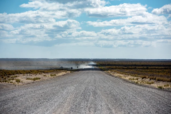 Patagônia estrada sem fim no dia ensolarado — Fotografia de Stock