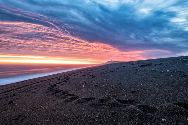 Nascer do sol vermelho na praia da patagônia — Fotografia de Stock