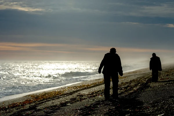 Silhouette homme sur la plage au lever du soleil — Photo