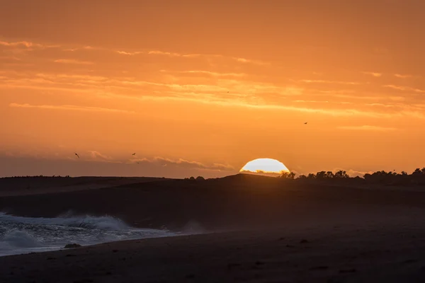 Röd soluppgång i Patagonien beach — Stockfoto