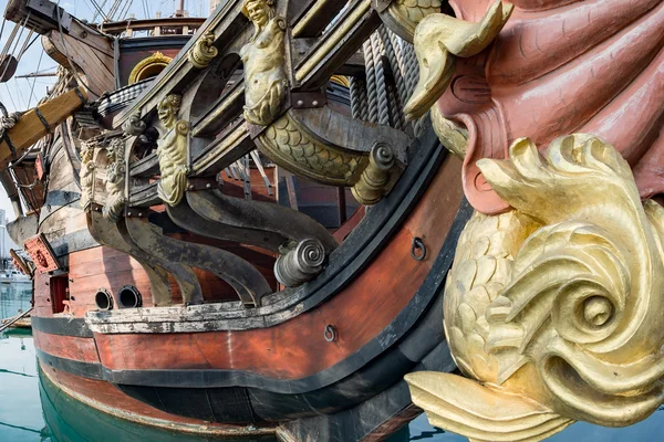Sochy a výzdoby na pirátské lodi — Stock fotografie