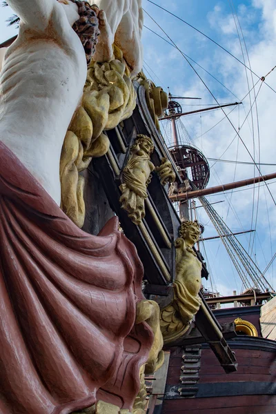 Sochy a výzdoby na pirátské lodi — Stock fotografie