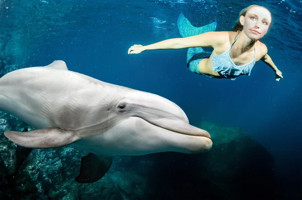 Delfín bajo el agua se encuentra con una sirena rubia — Foto de Stock